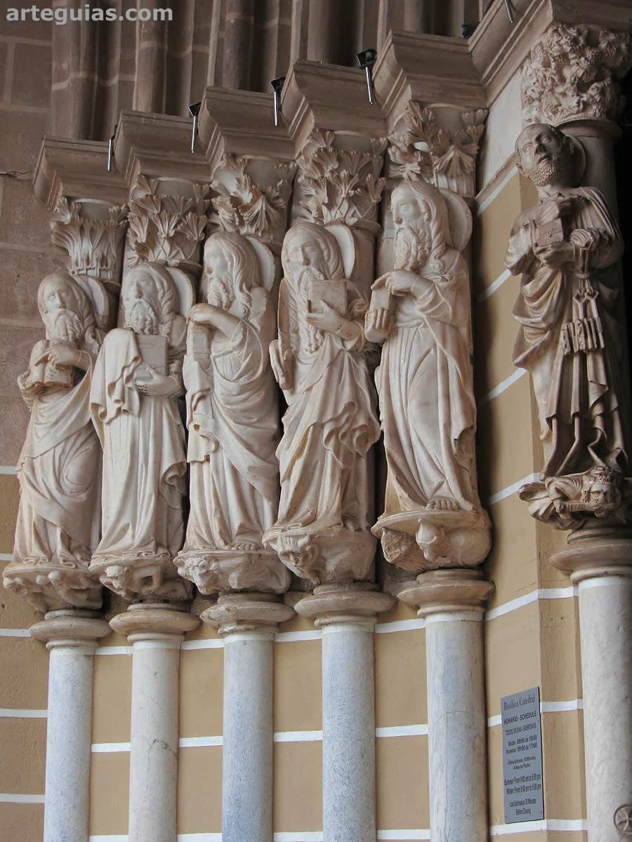 Detalle de la portada con seis apóstoles