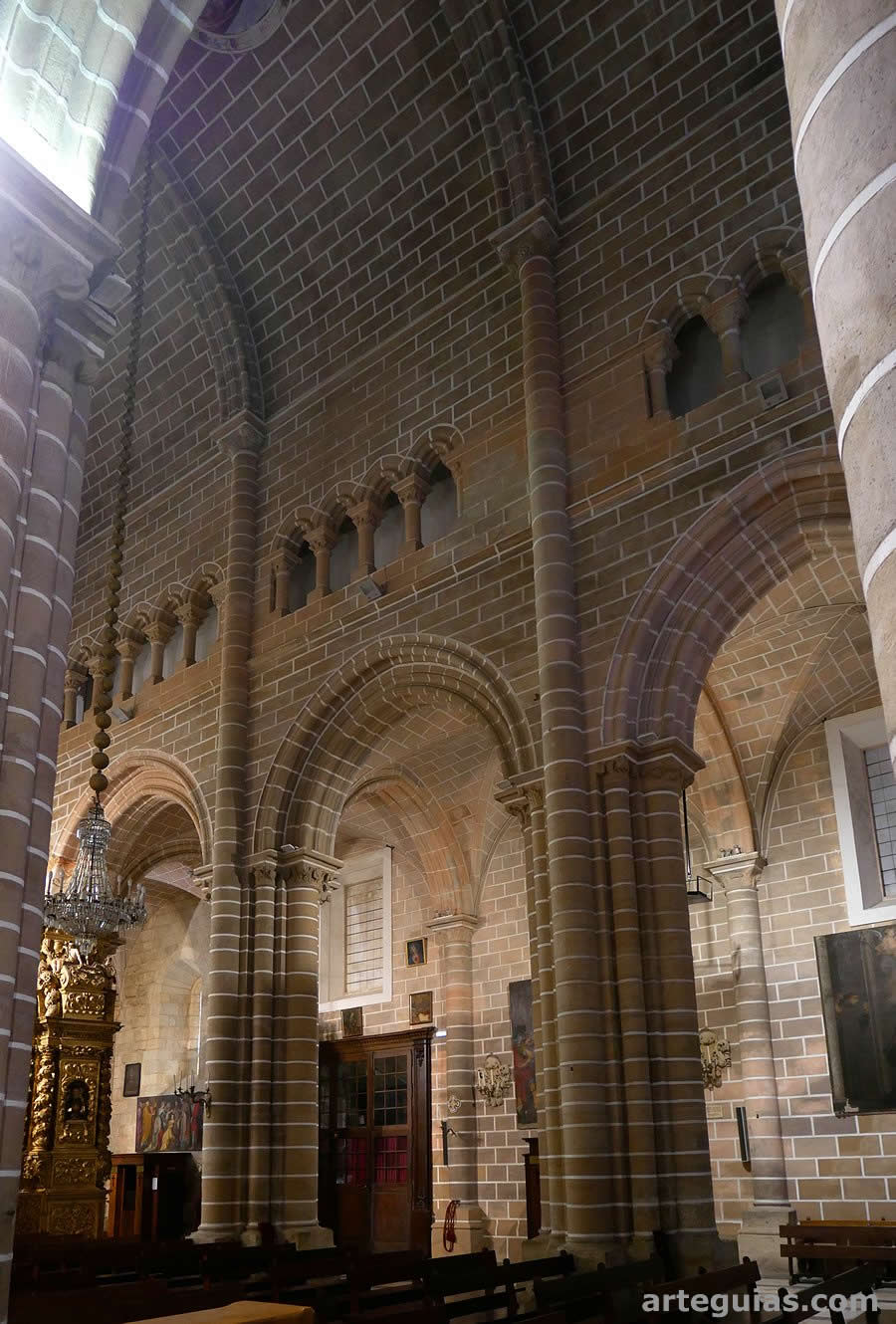 Alzado de la nave central con su triforio y bóveda