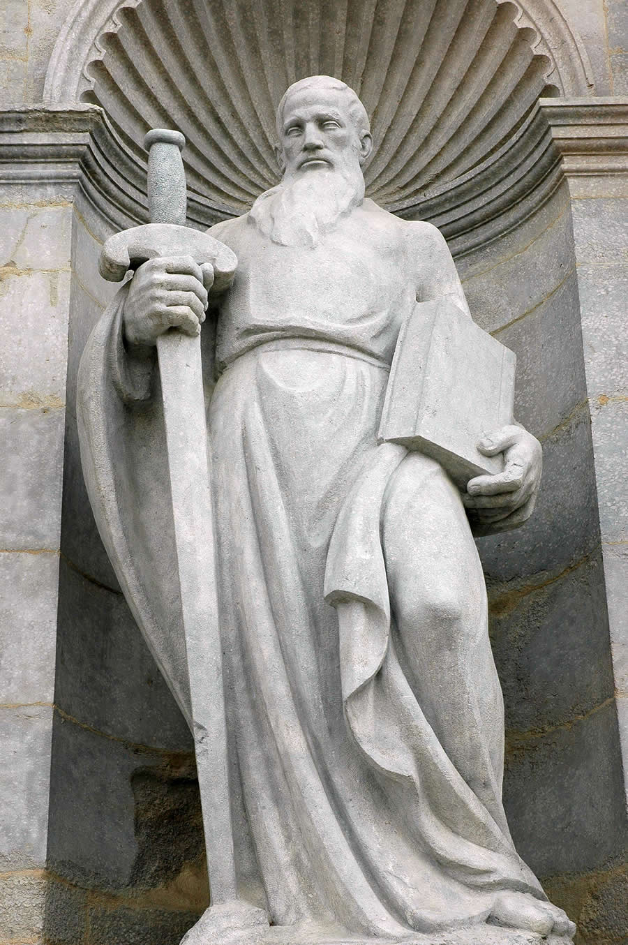 Estatua de San Pablo en la fachada