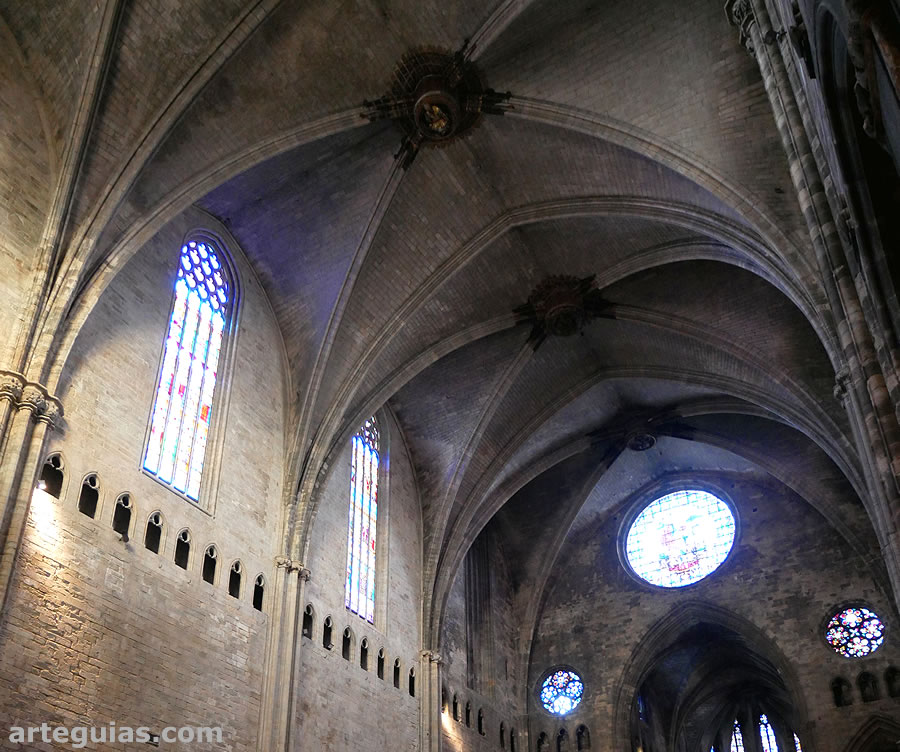 Anchísimas bóvedas de crucería de la única nave de la catedral