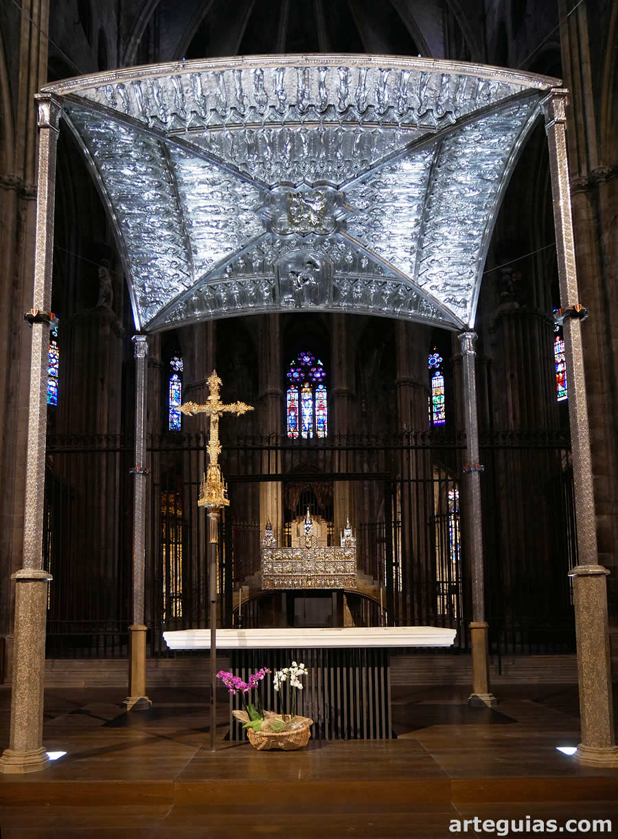 Altar y baldaquno