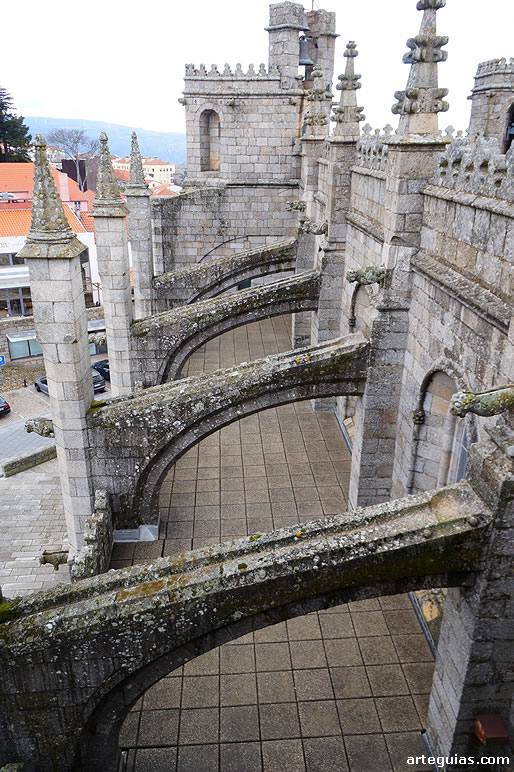 Sistema de arbotantes visto desde las sobrecubiertas de la catedral de Guarda