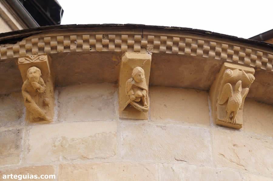 Canecillos rom&aacute;nicos de la cabecera