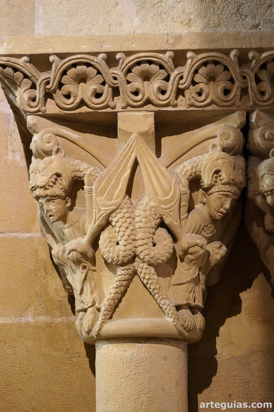 Capitel con dragones devorando hombres