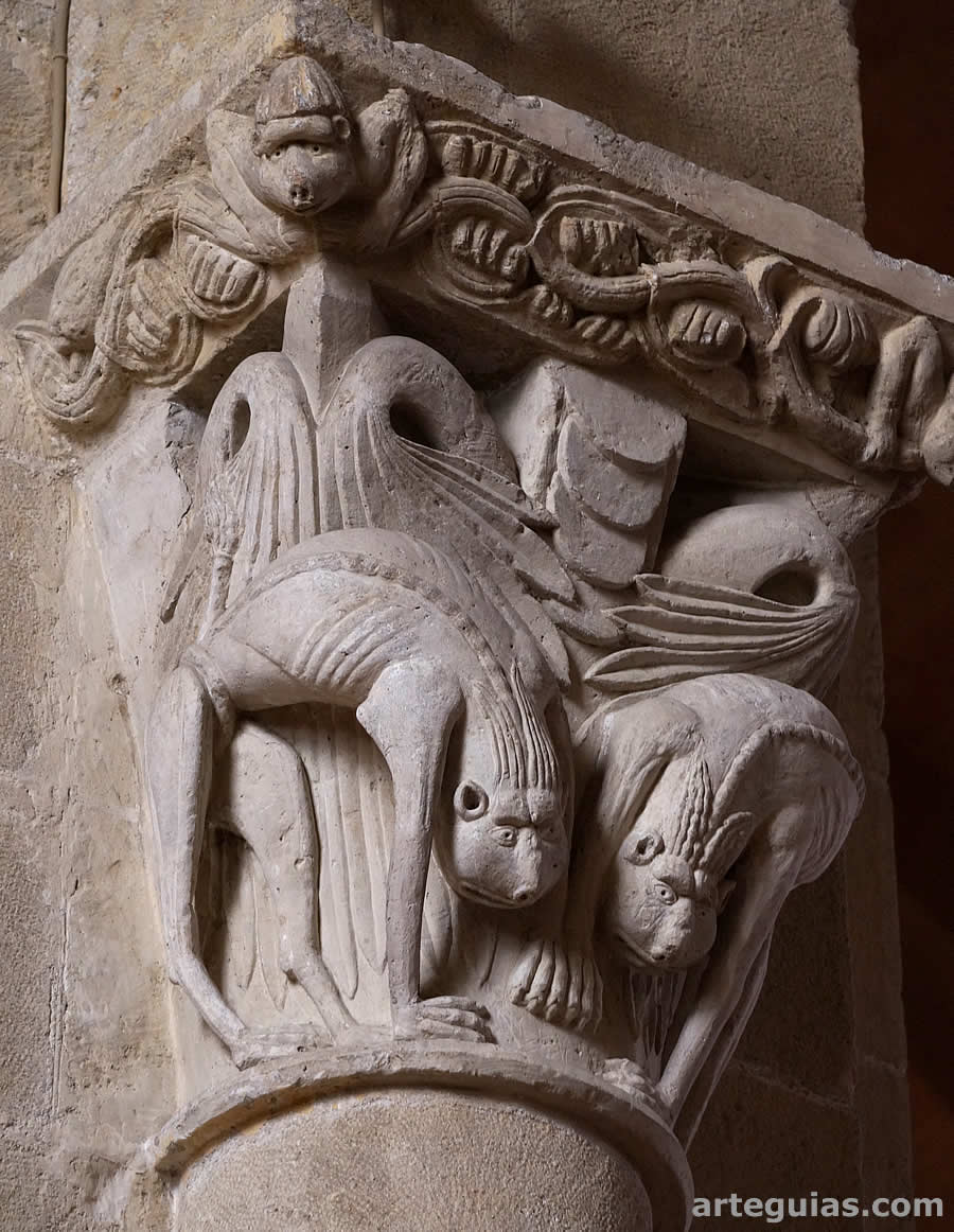 Capitel interior de la catedral de Lescar, Francia
