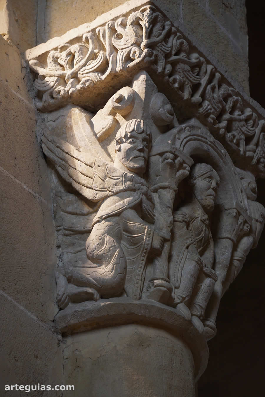 Catedral de Lescar, Francia: capitel rom&aacute;nico del interior