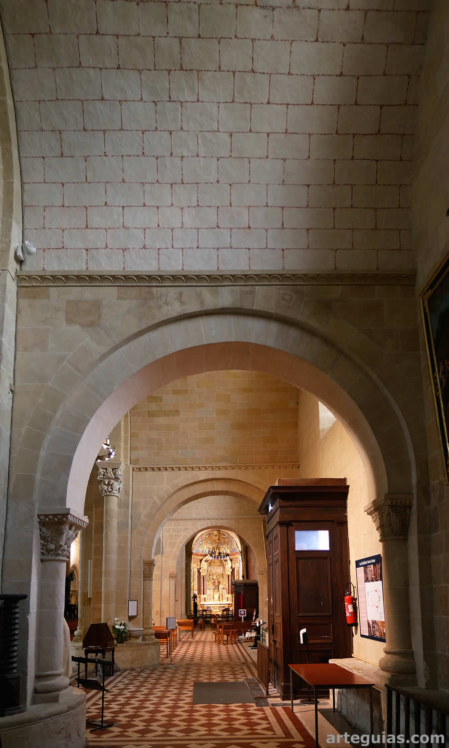 Nave lateral sur con b&oacute;vedas de medio ca&ntilde;&oacute;n perpendiculares