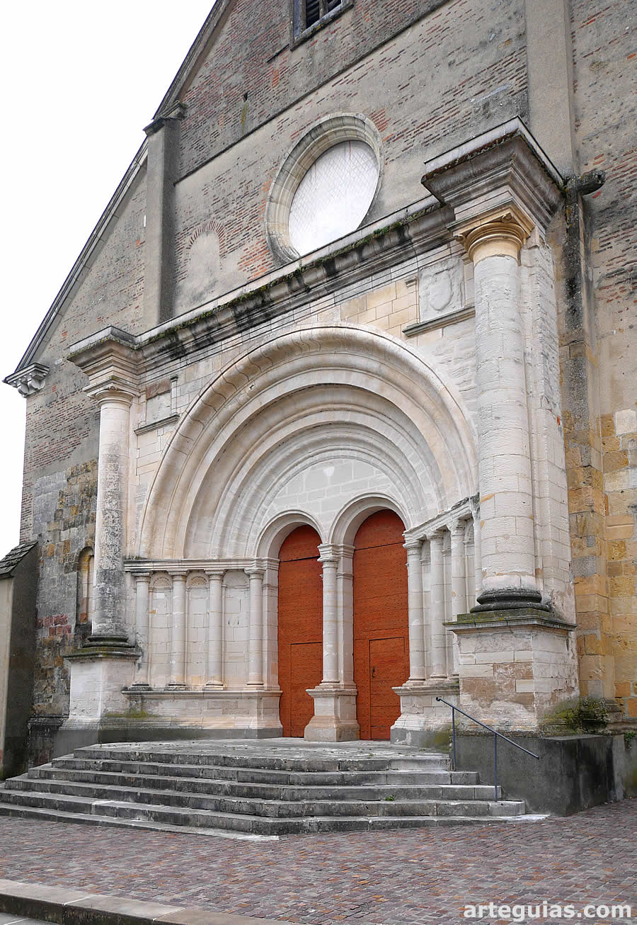Catedral de Lescar, Francia:  Imafronte con portada del siglo XIX