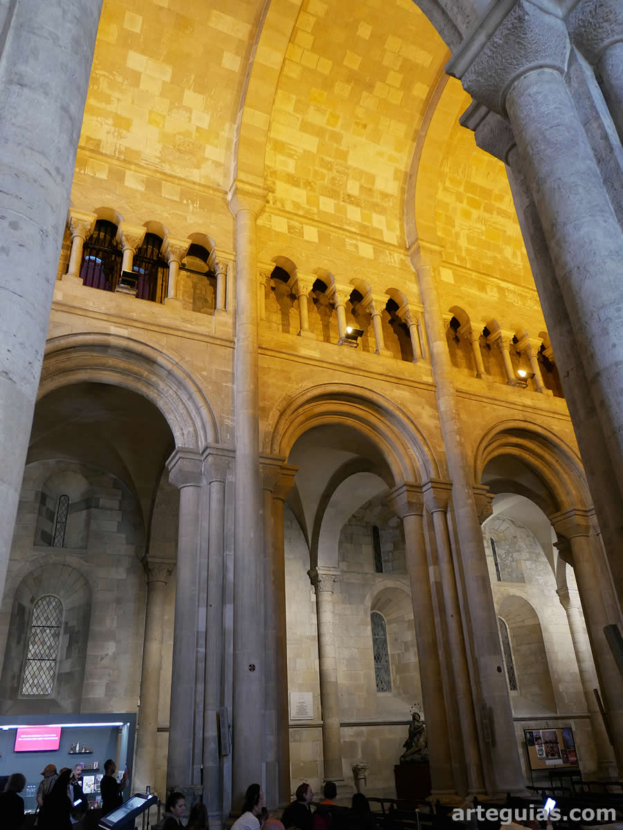 Nave centraL formeros, triforio y b&oacute;veda de medio ca&ntilde;&oacute;n