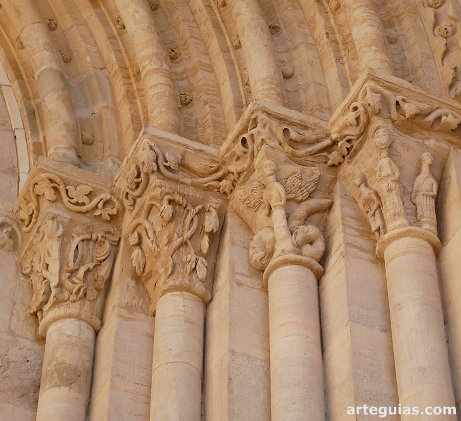 Capiteles de la portada