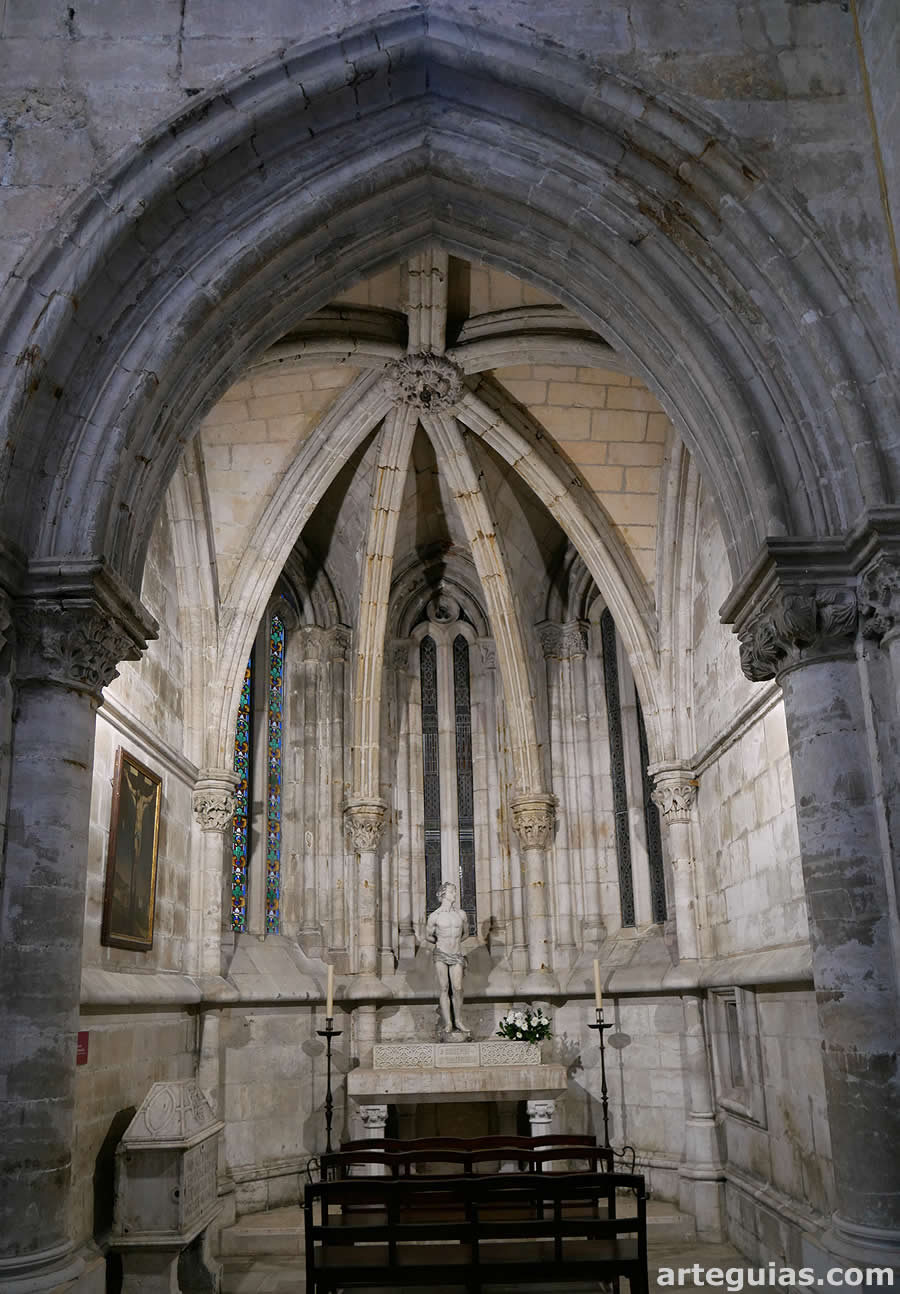 Una de la capillas g&oacute;ticas de la cabecera