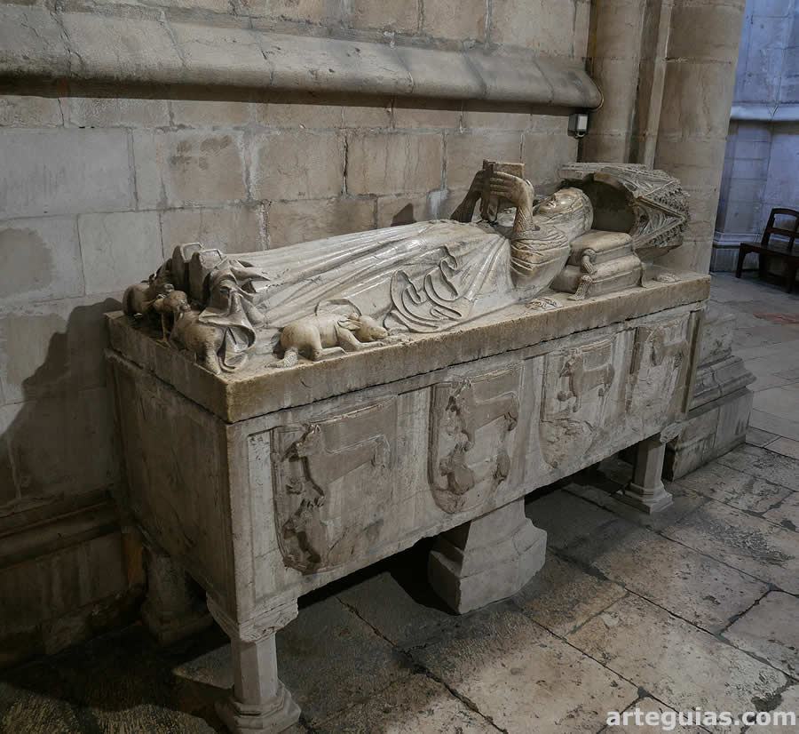 Sarc&oacute;gafo en la cabecera de la Catedral de Lisboa