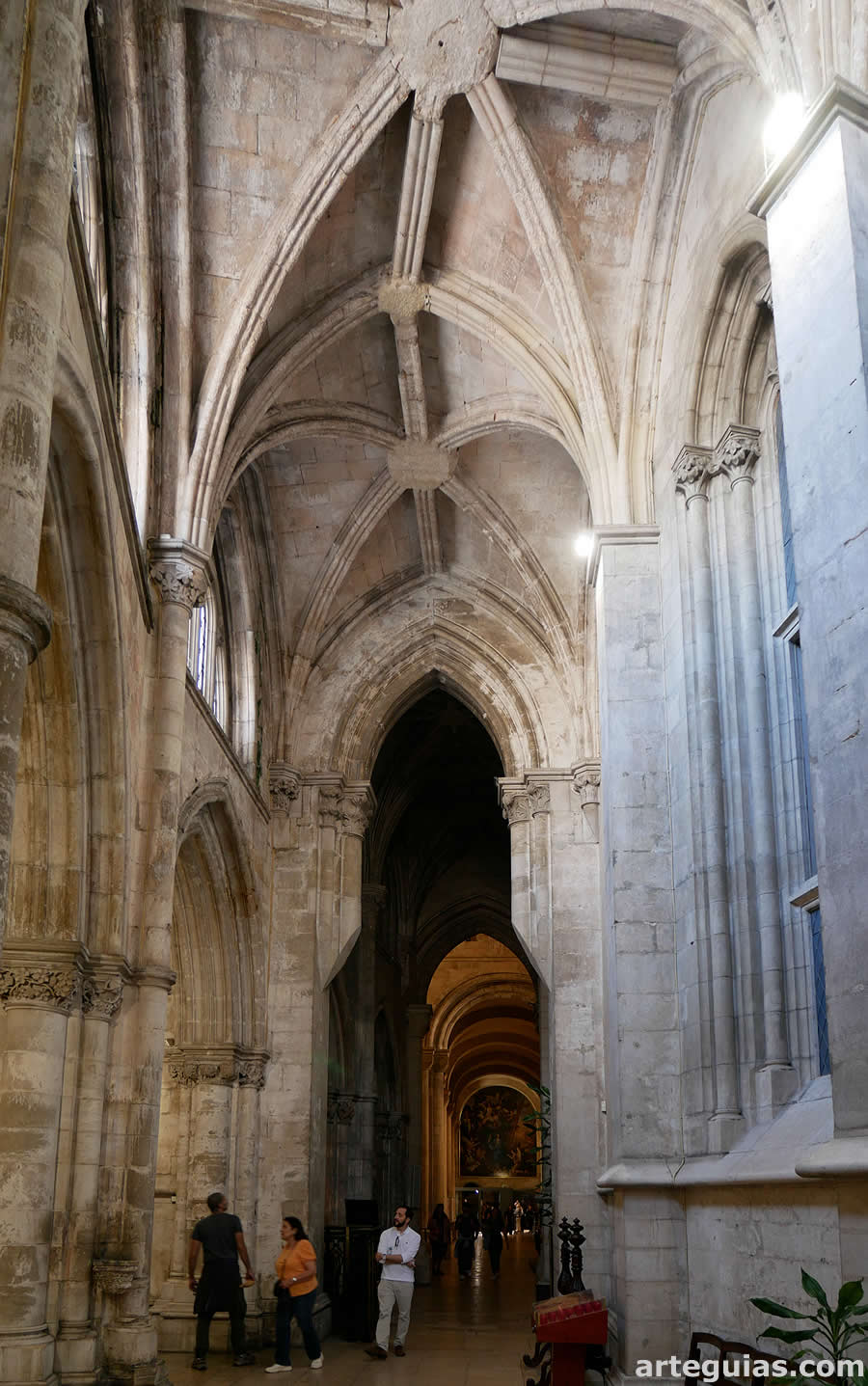 Otra vista de la girola de la cabecera de la catedral lisboeta