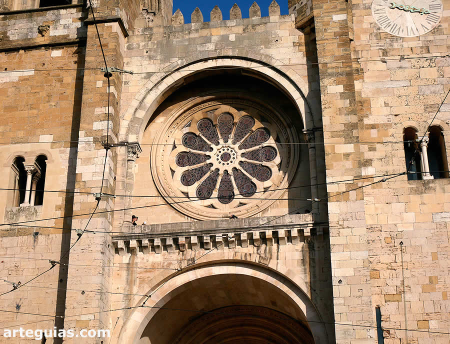 Vista exterior del roset&oacute;n de la fachada. Seo Lisboeta