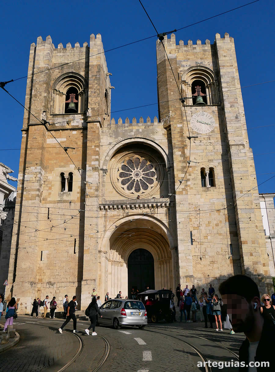 Espectacular fachada occidental de la Catedral de Lisboa