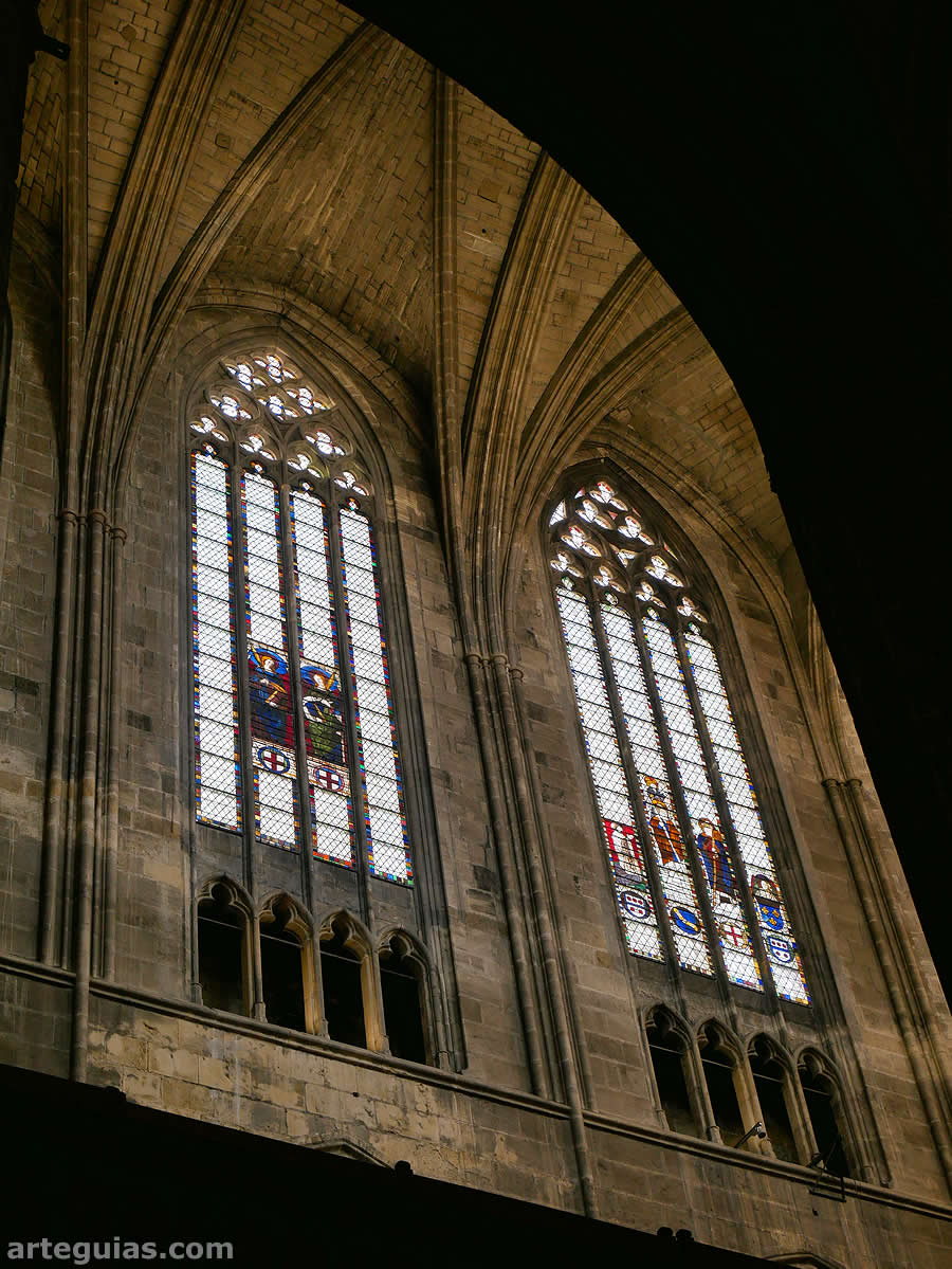 Catedral de Narbona: dos ventanales del claristorio y debajo el triforio