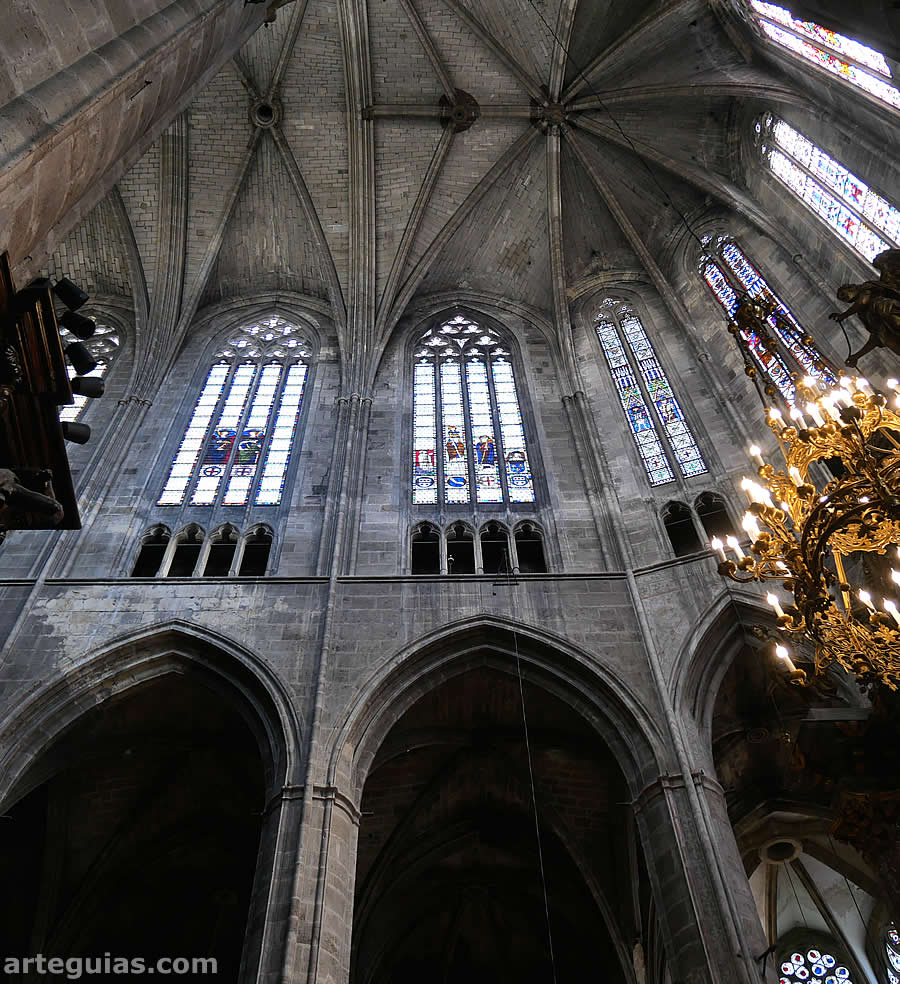 La altura de las b&oacute;vedas es similar a la de las grandes  catedrales del norte de Francia