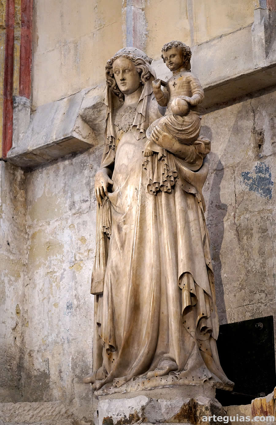 El retablo g&oacute;tico est&aacute; presidido por una imagen de la Virgen con el Ni&ntilde;o