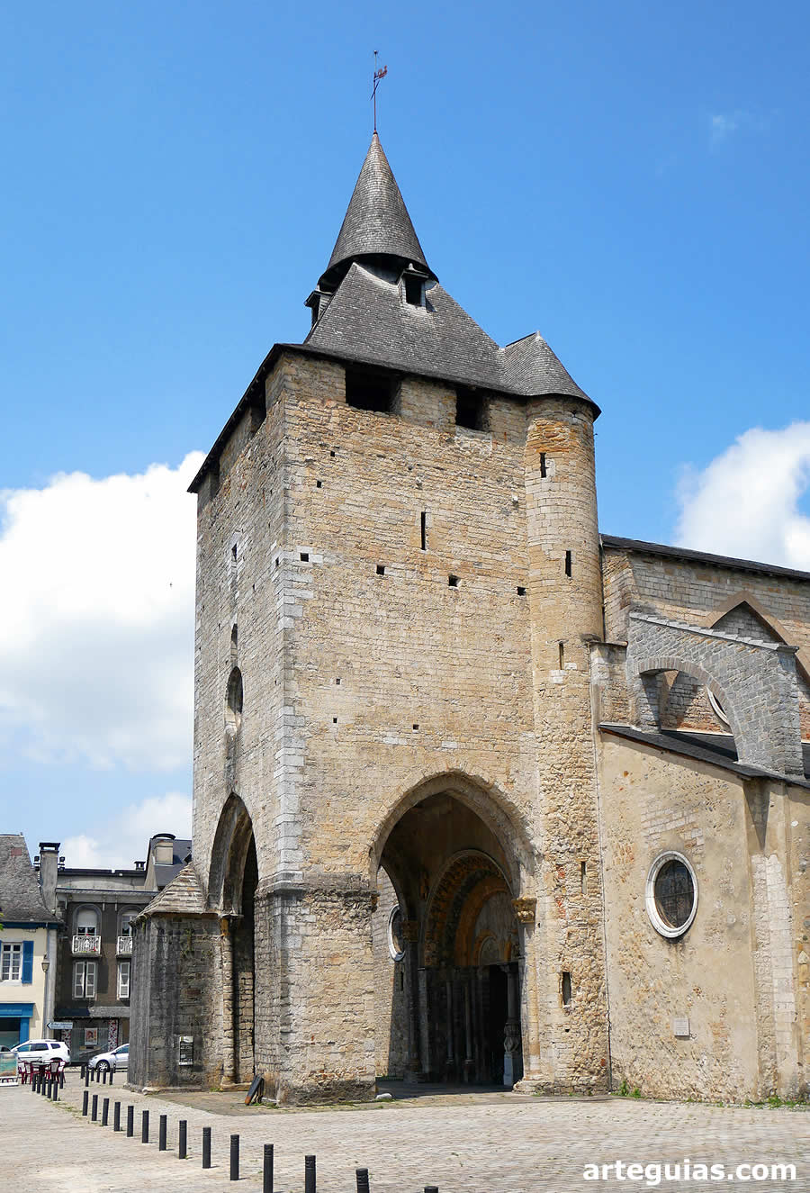Torre-pórtico que cobija la portada románica