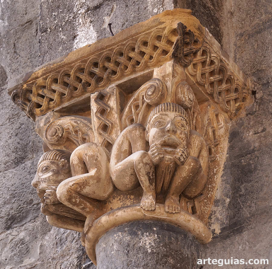Catedral de Oloron-Sainte-Marie, Francia: capitel con hombres en cuclillas