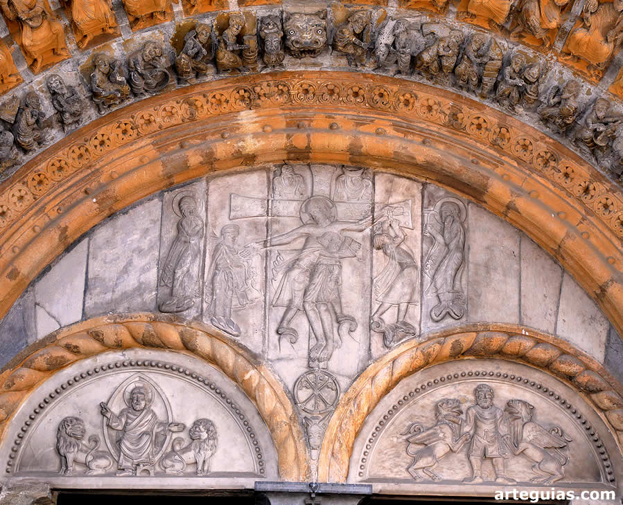 Catedral de Oloron-Sainte-Marie, Francia: tímpano de la puerta