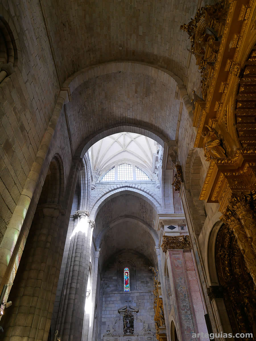 Transepto de la catedral de Oporto