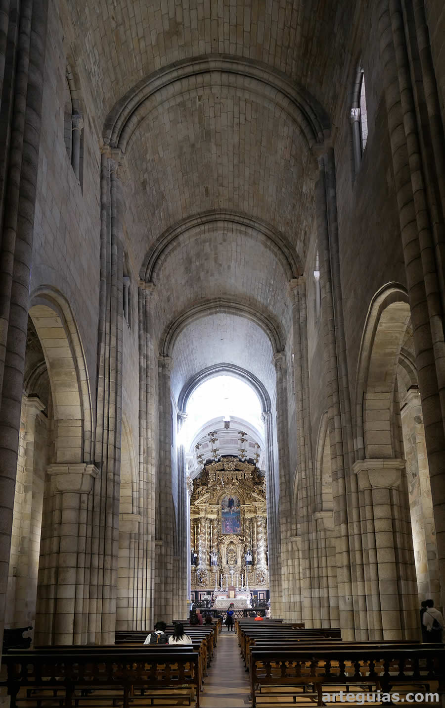 Nave central rom&aacute;nica con su b&oacute;veda de medio ca&ntilde;&oacute;n y arcos fajones