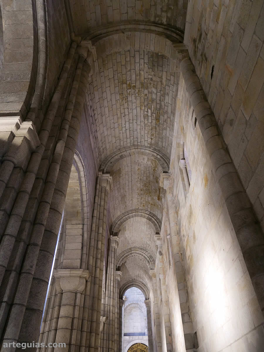 Nave lateral con b&oacute;vedas de medio ca&ntilde;&oacute;n y arcos fajones