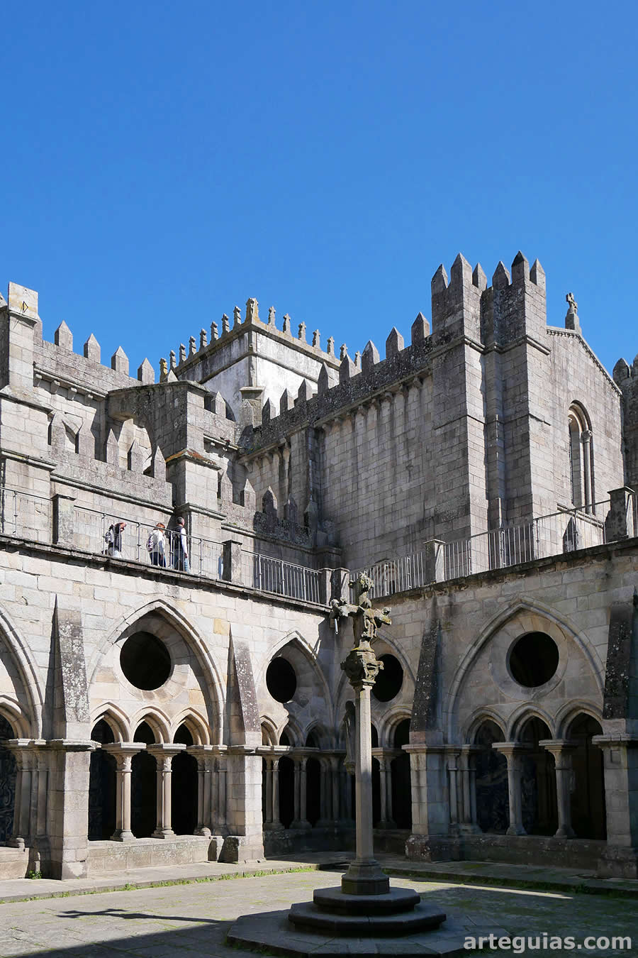 Claustro con el transepto catedralicio en segundo plano