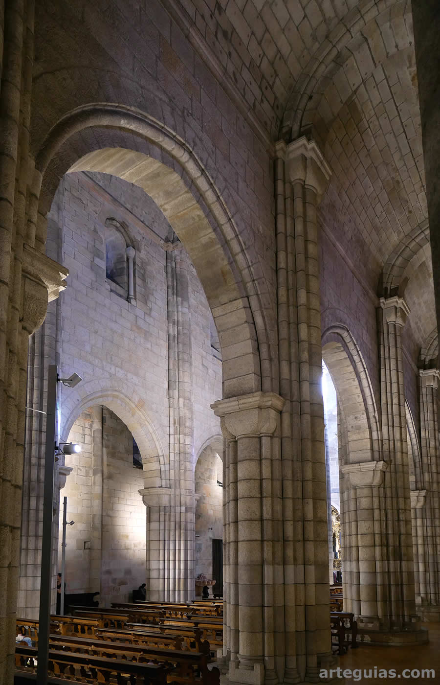 Naves rom&aacute;nicas de la catedral de Oporto