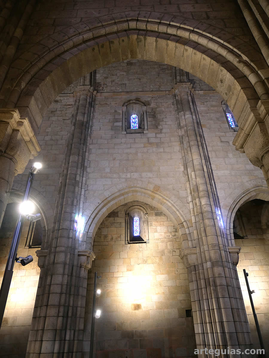 Alzado interior de la nave central de la Catedral de Oporto