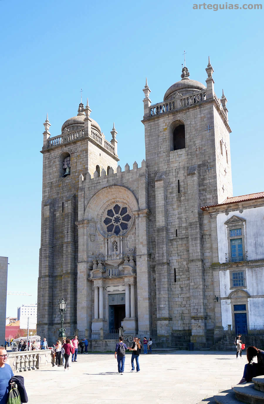 Fachada occidental (principal) de la Catedral de Oporto