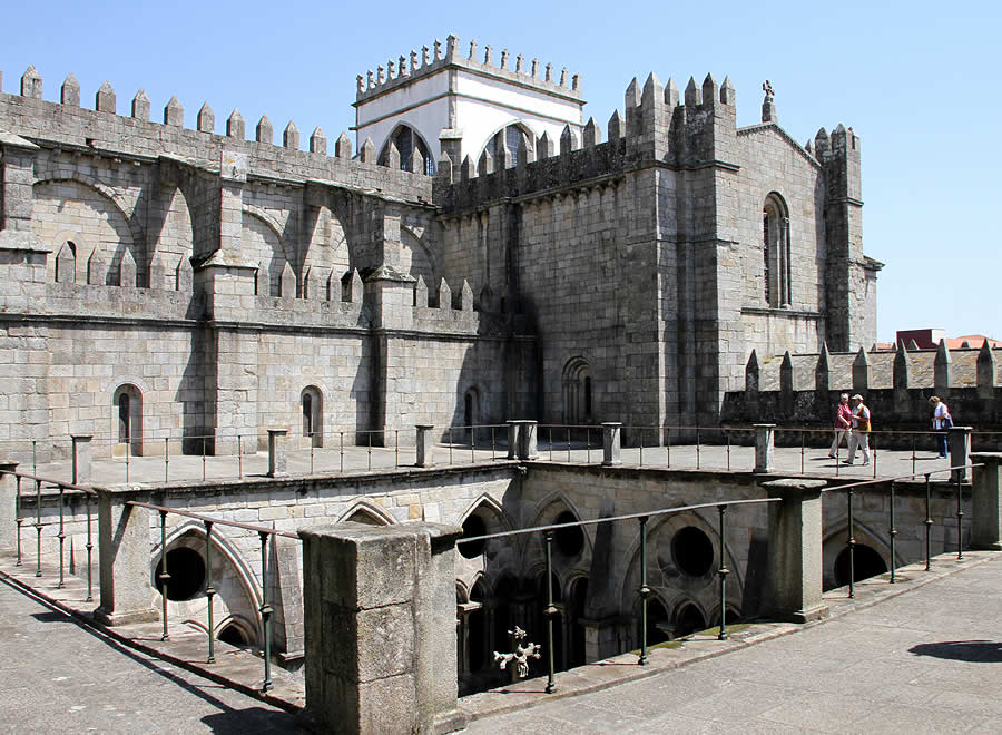 La catedral de Oporto vista desde el piso superior del claustro