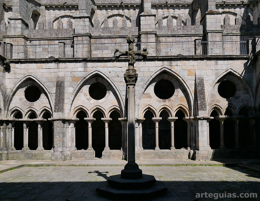 Una de las pandas del claustro con sus arquer&iacute;as muy apuntadas