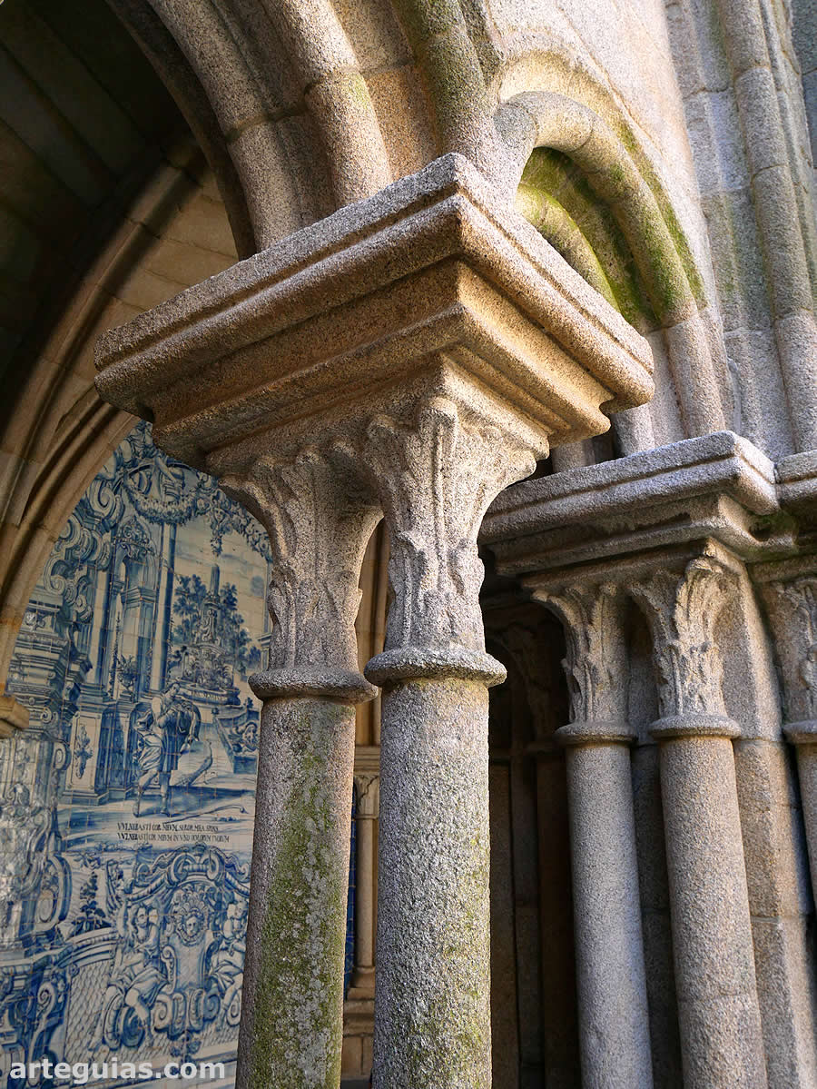Capiteles vegetales de las columnas pareadas del claustro