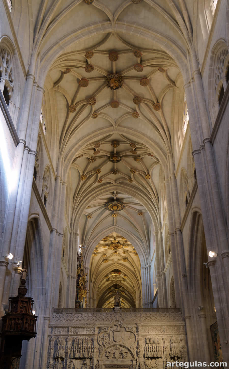 Bóvedas de crucería estrellada de la nave central de la catedral