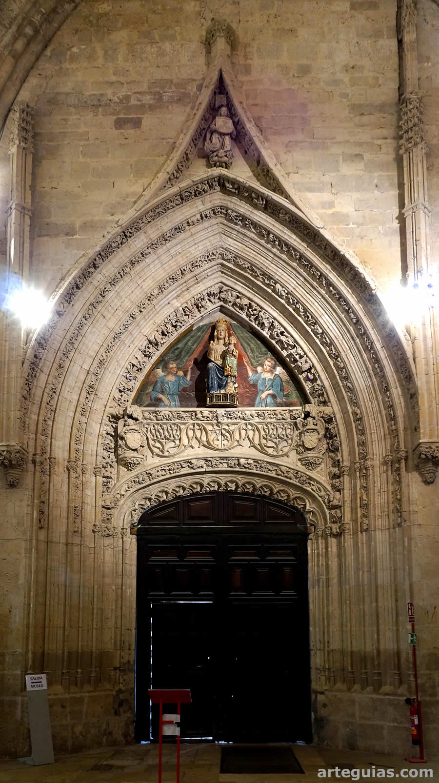 Una de las puertas de comunicación con el claustro