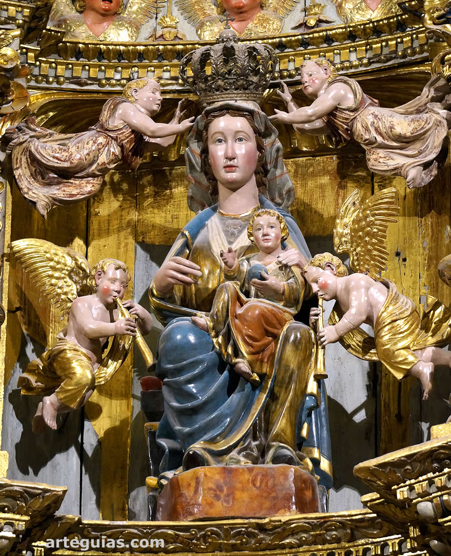 Virgen gótica en el retablo