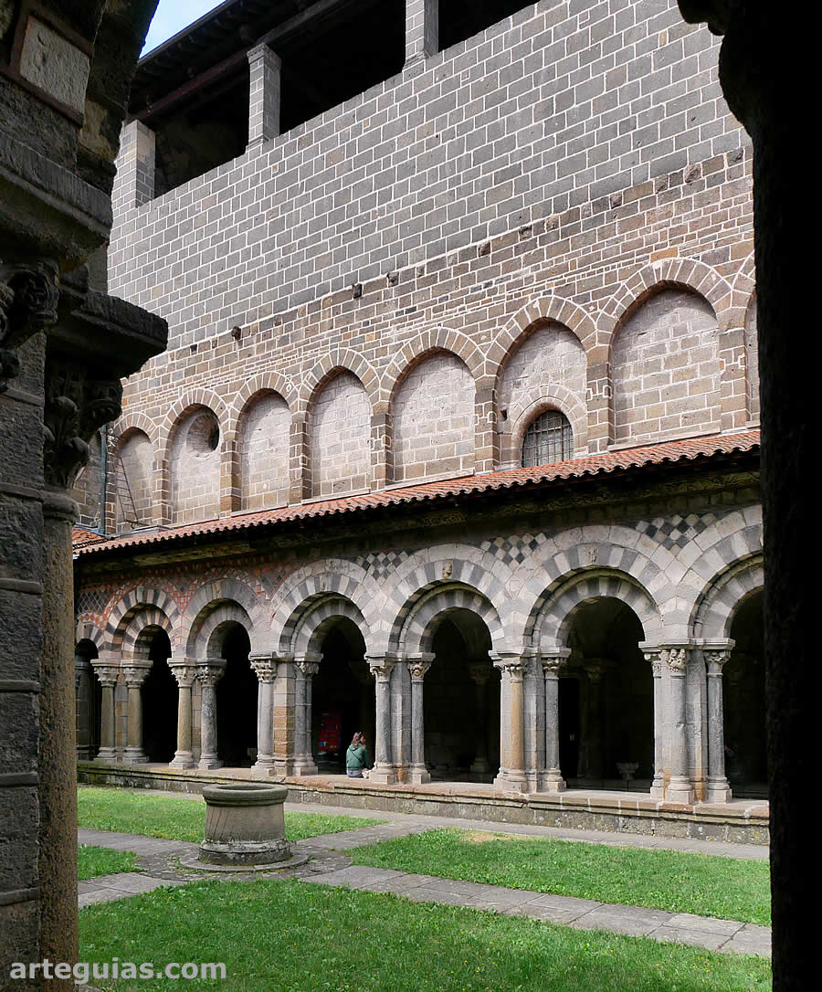 Claustro de la catedral de Le Puy-en-Velay