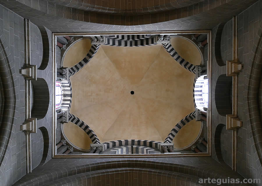 Una de las bóvedas de un tramo de la Catedral de Le Puy-en-Velay