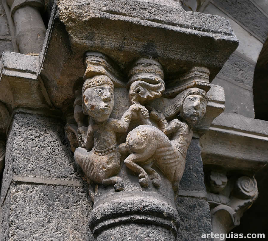 Capitel con dos centauros