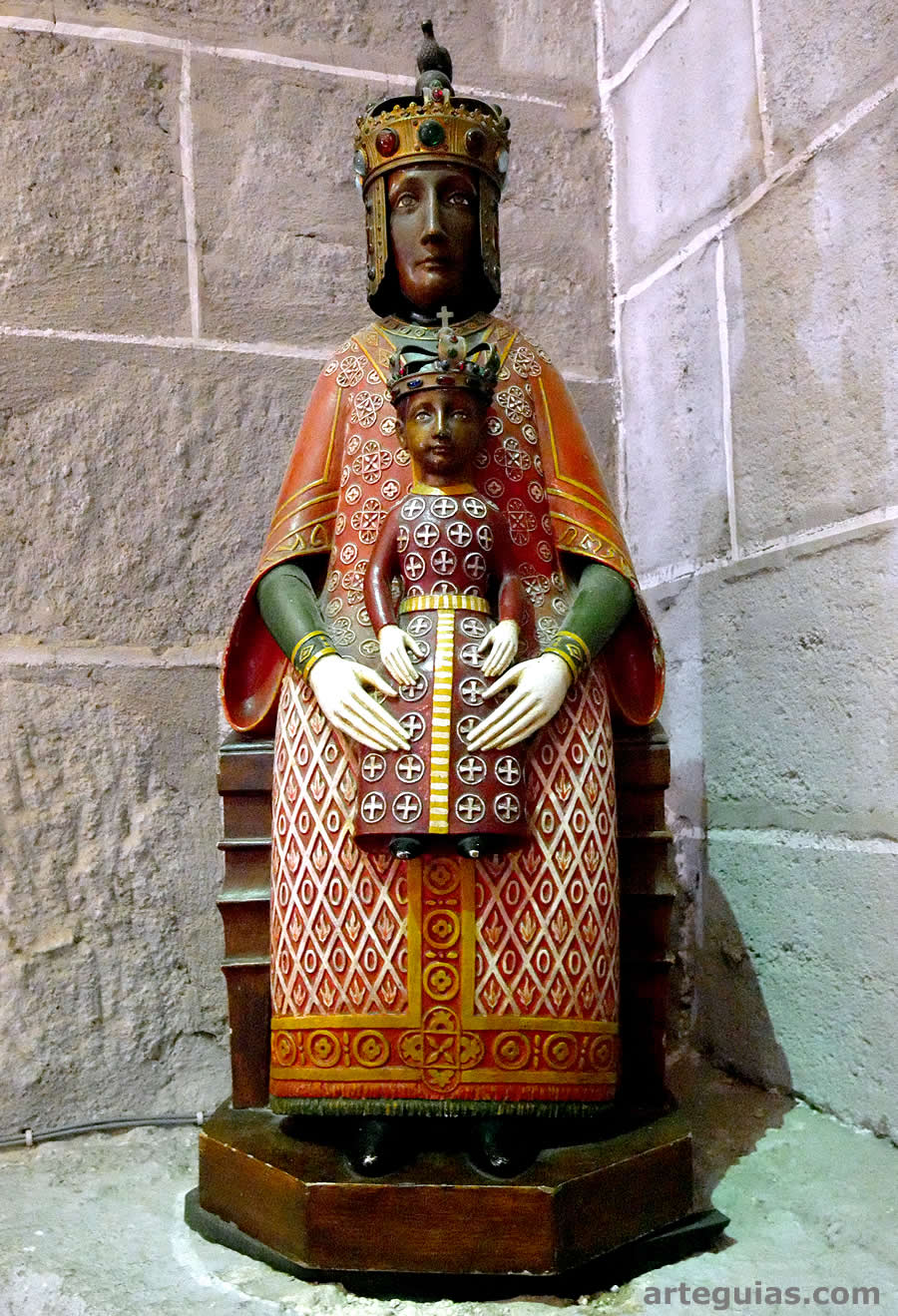Reproducción de la Virgen Negra en Tesoro de la catedral