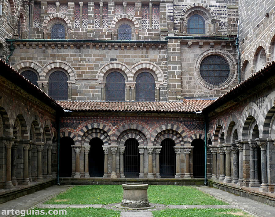 Claustro de la Catedral de Le Puy-en-Velay, Francia