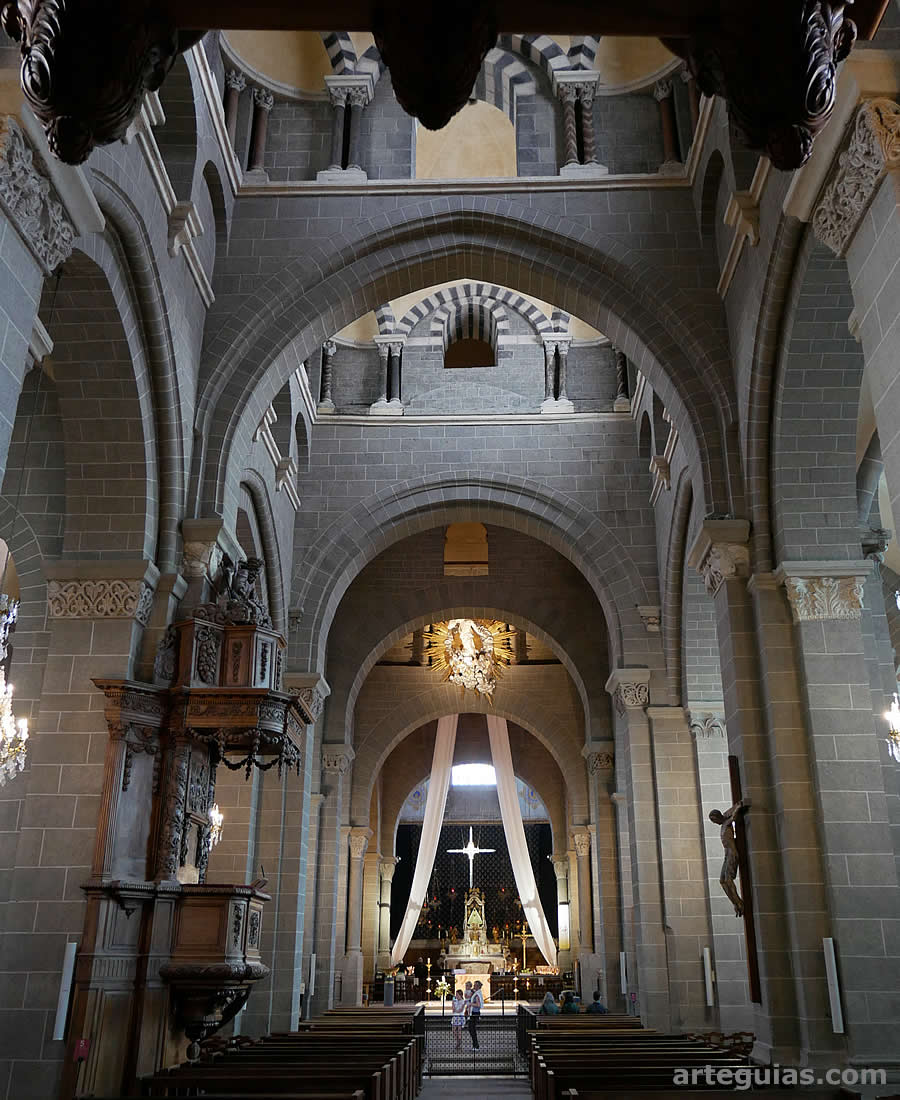 Interior de la Catedral de Le Puy-en-Velay