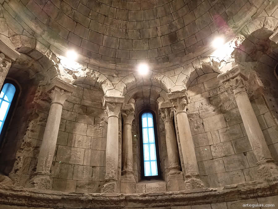 Interior del ábside central románico