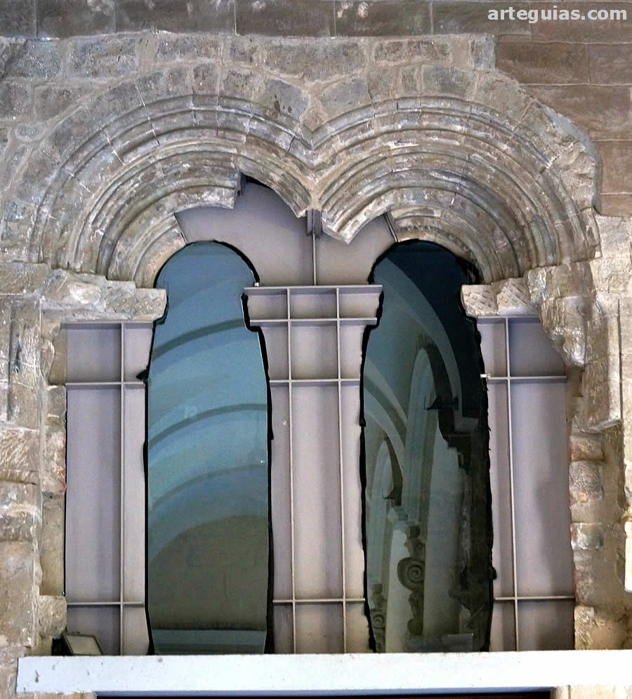 Ventanal encima de la puerta del claustro