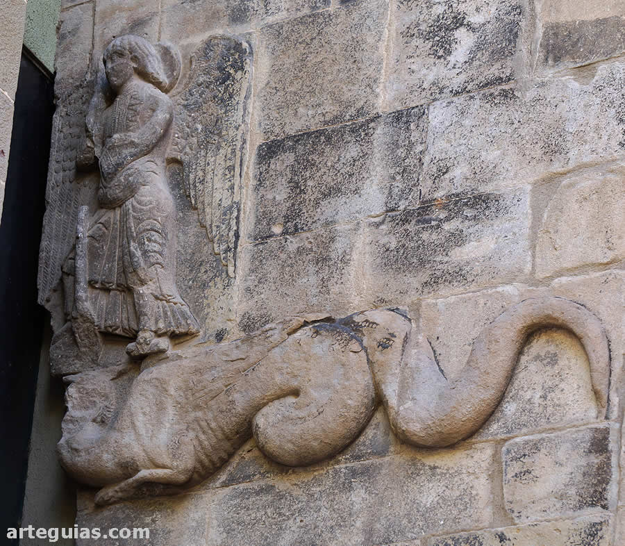 Relieve de San Miguel y el dragón
