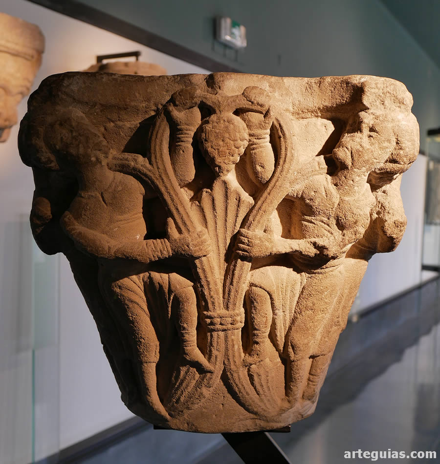 Capitel procedente del claustro en el Museo Diocesano y Comarcal