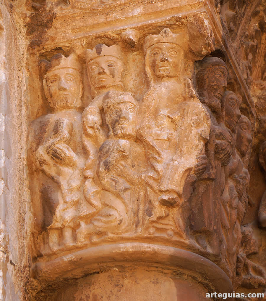 Capitel figurado de la fachada
