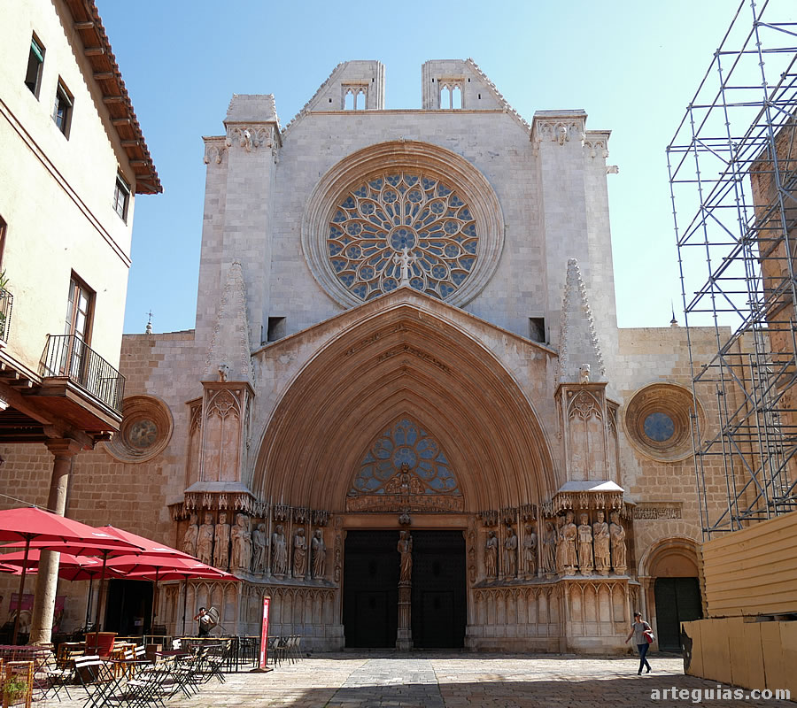 Fachada principal de la catedral